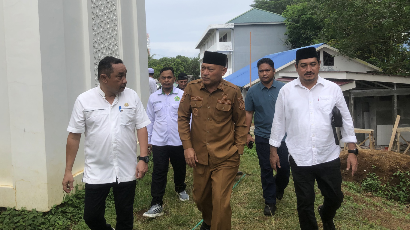 Ketua Komwil Alkhairaat Malut Dampingi Wagub Serahkan Bantuan Budidaya Ikan Air Tawar